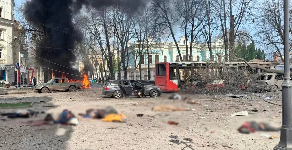 "Абсолютно зло": Ужасяващи СНИМКИ и ВИДЕО 18+ от смъртоносната атака над Суми с над 30 жертви