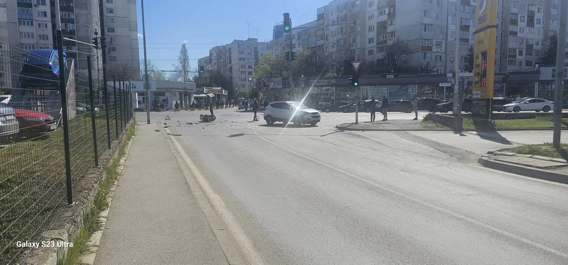 Извънредно в БЛИЦ! Изхвърча и се блъсна в стълба – адско меле в София СНИМКИ 18+