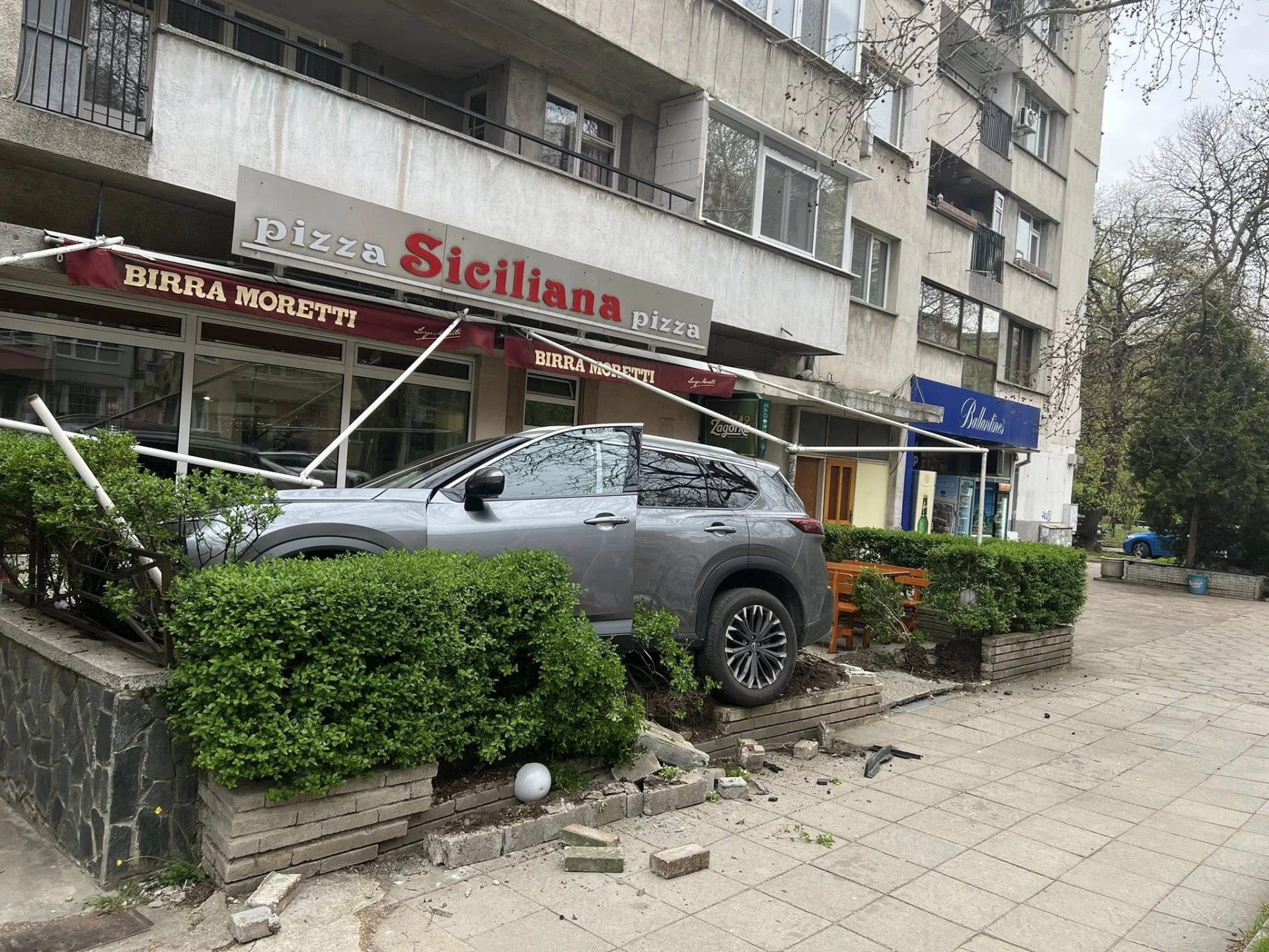 Първо в БЛИЦ! Извънредна ситуация пред пицария в София, ето какво се случва СНИМКИ 