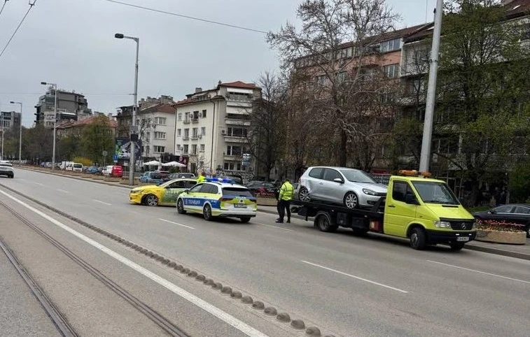 Извънредно в БЛИЦ: Тежка катастрофа блокира бул. "Черни връх" в София! СНИМКИ