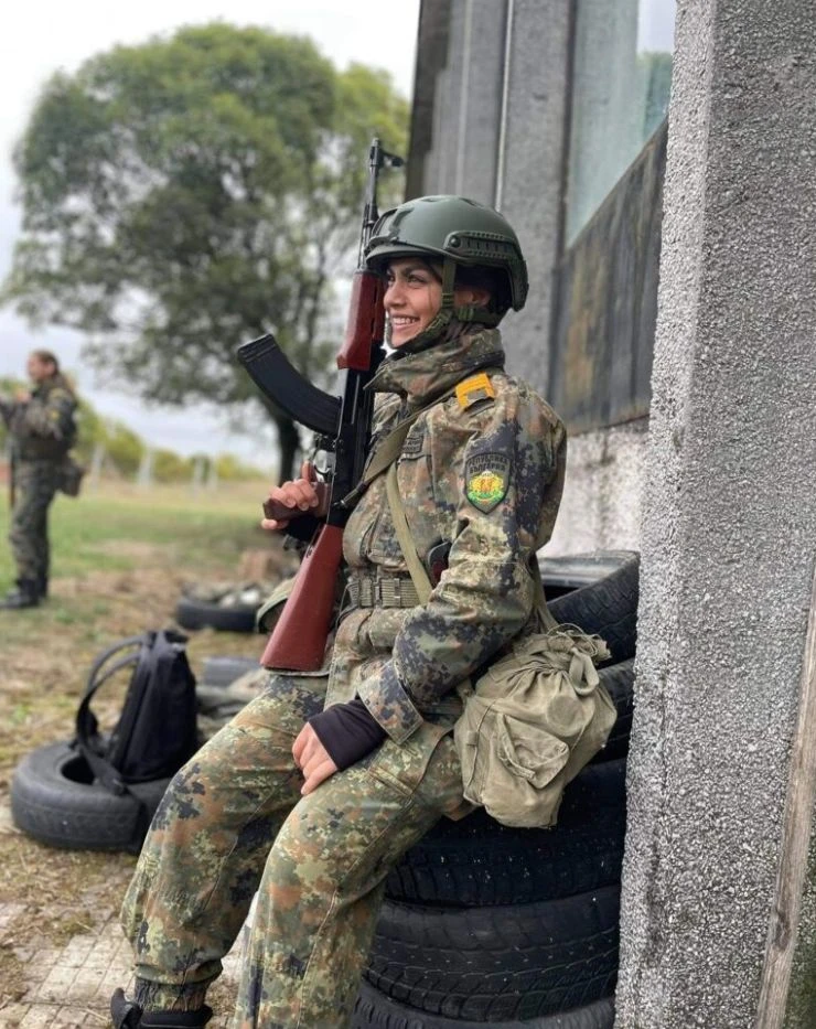 Красива 24-годишна ромка влезе в спецчастите, командва цяла рота мъже СНИМКИ