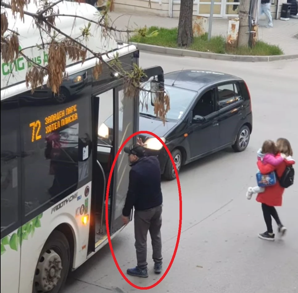 Скандално! Нагъл шофьор блокира градски автобус в София и се закани, че... ВИДЕО
