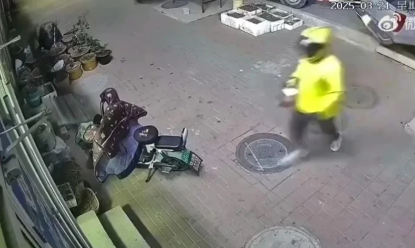 Куриер не забеляза стъклена врата и я разби ВИДЕО