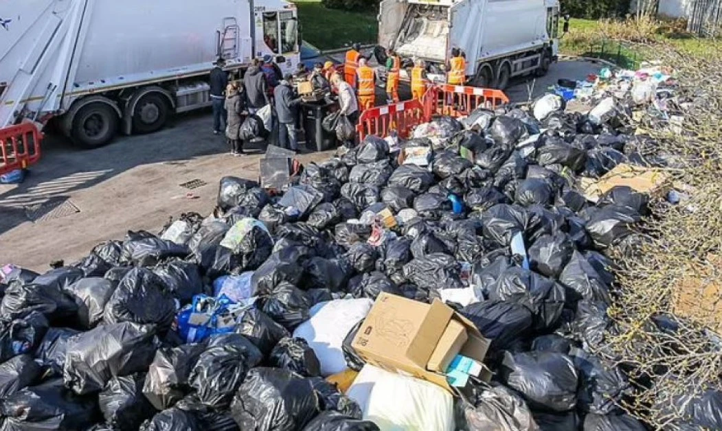 Aрмията влиза в битка с плъховете и планините смет в Бирмингам СНИМКИ