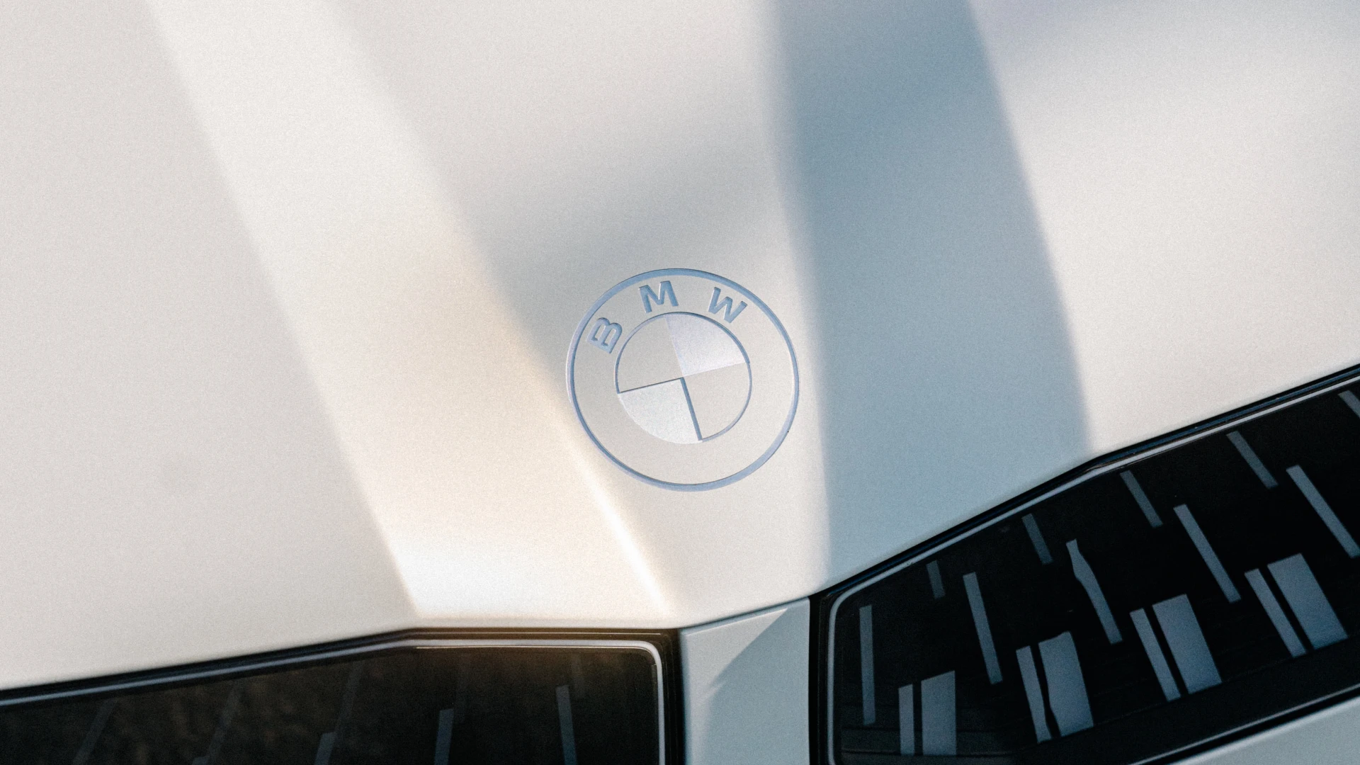 Показаха как ще изглежда най-евтиният електрически седан на BMW СНИМКИ