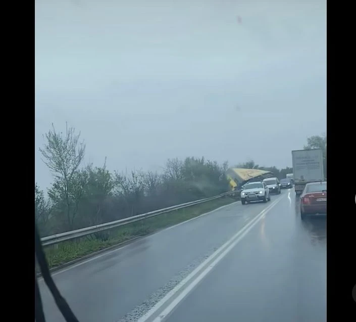 Нова катастрофа с ТИР на пътя-убиец в Плевенско, известен българин показа мелето ВИДЕО 