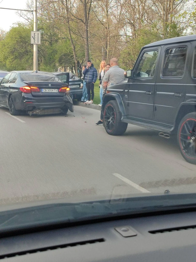 Тежка верижна катастрофа с луксозни возила край Южния парк СНИМКИ