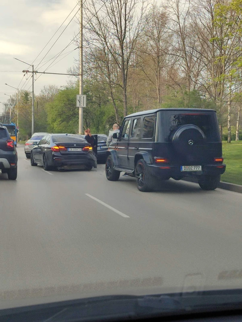 Тежка верижна катастрофа с луксозни возила край Южния парк СНИМКИ