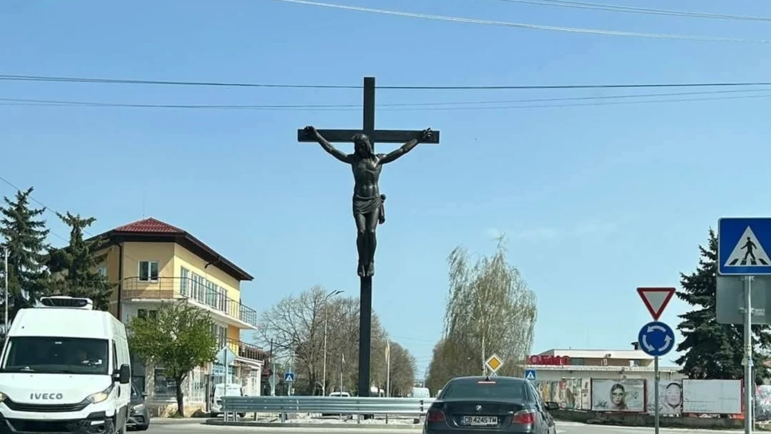 Издигнаха статуя на Христовото Разпятие на кръгово в Елин Пелин СНИМКИ