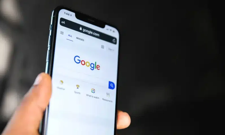 „Ако искаш да те виждат – плати на Google“: Мегадело за злоупотреба с власт