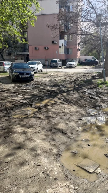 Пловдичанин показа как да направим кочина пред блока с колата си СНИМКИ 