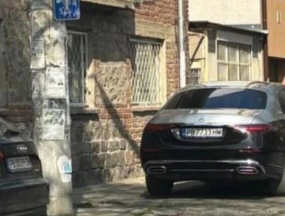 "Майбах" окупира тротоар край пловдивски храм в деня на смирение СНИМКИ