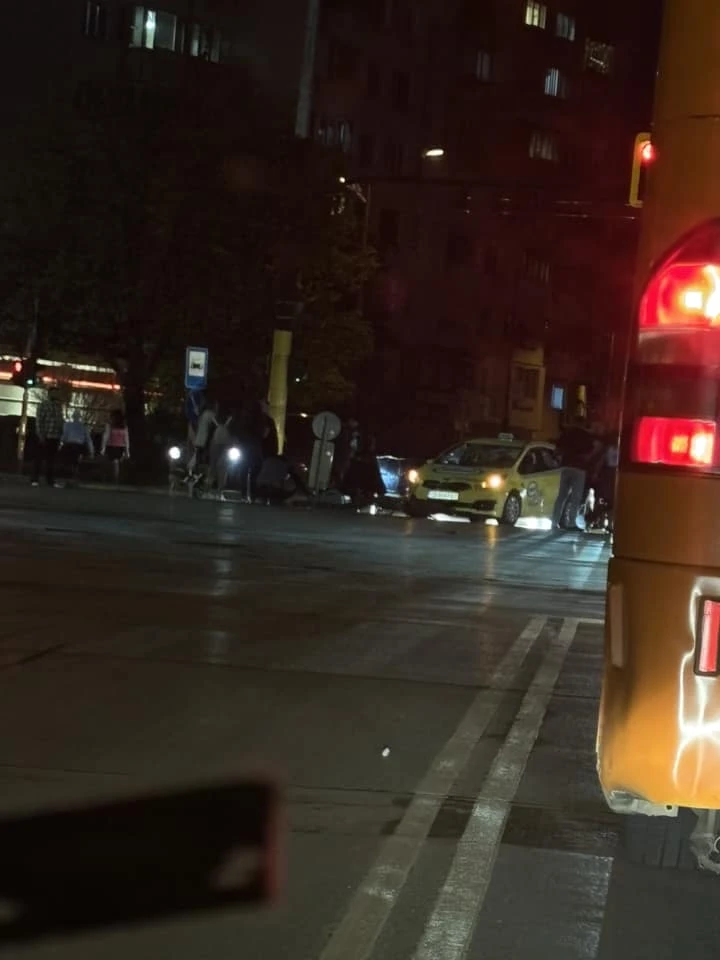 Първо в БЛИЦ! Ад на кръстовище в София заради пиян моторист СНИМКИ 