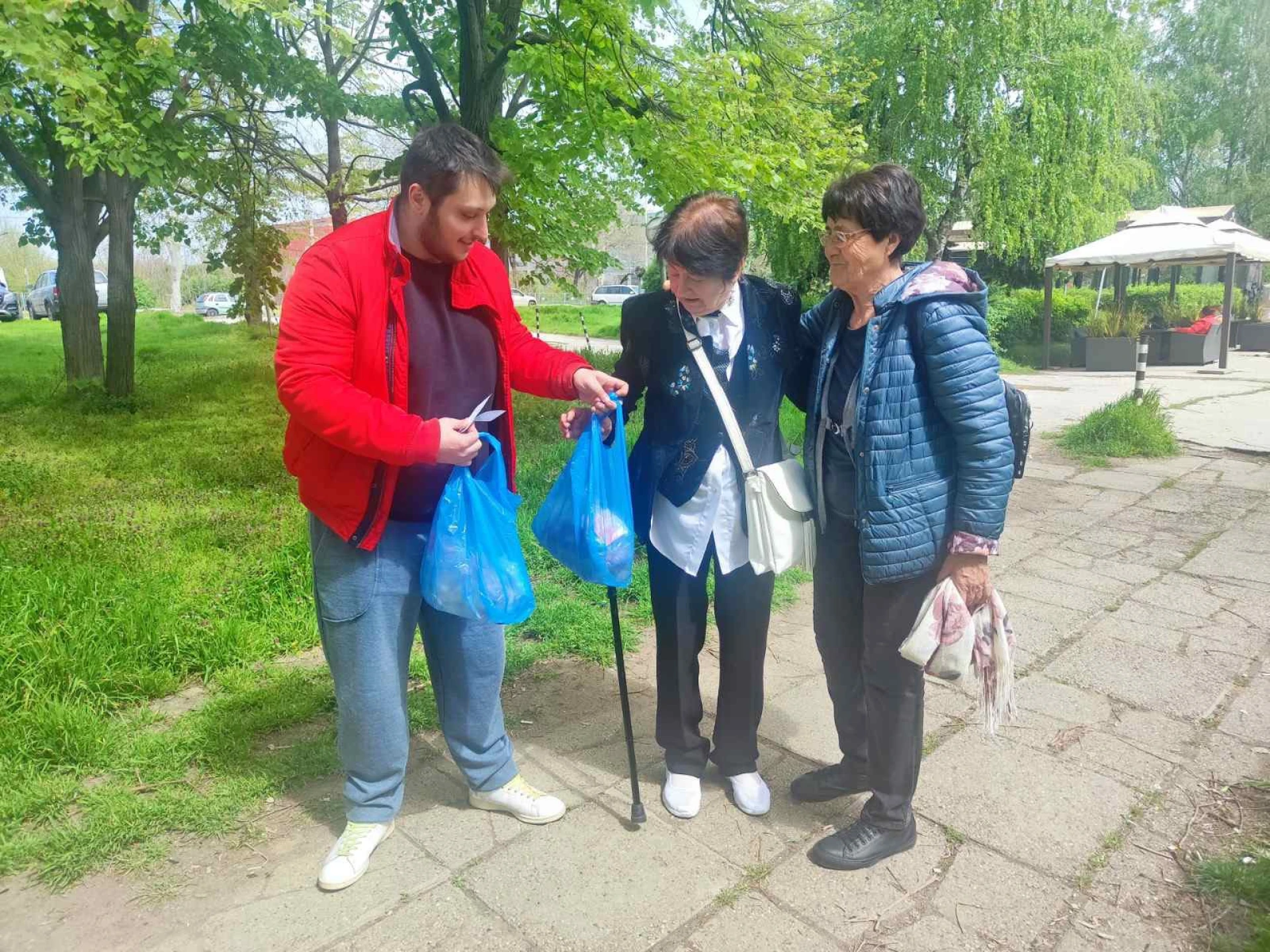 Над 1500 души в цялата страна получиха пакети на Разпети петък – кампанията „Солидарен Великден“ на БСП продължава