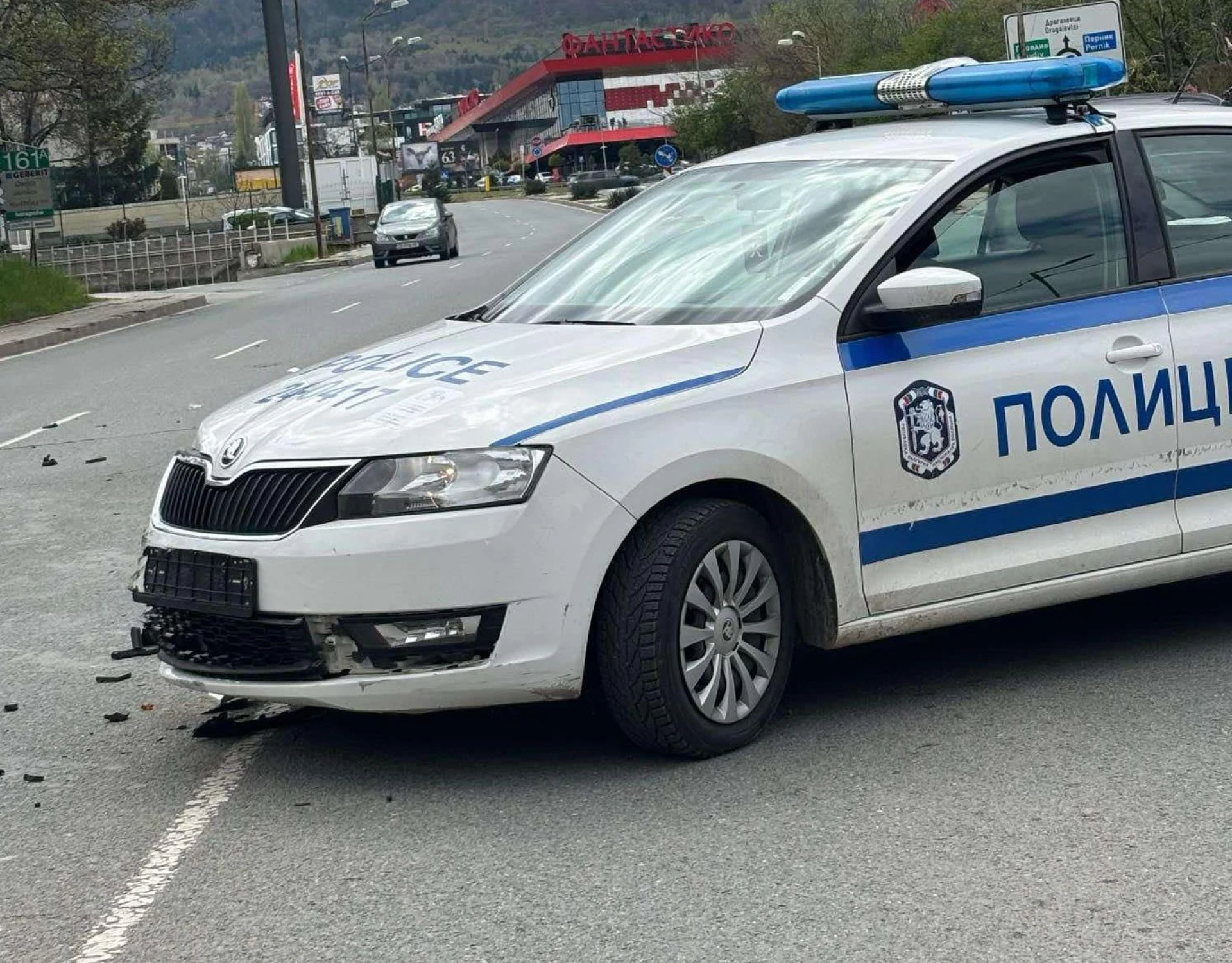 Първо в БЛИЦ: Жестоко меле с патрулка в луксозен столичен квартал СНИМКИ