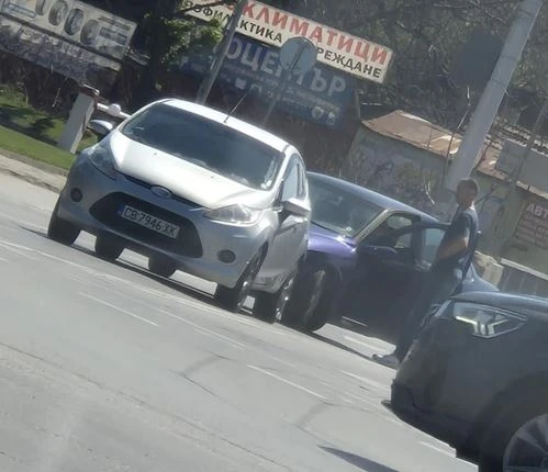 Две коли се сблъскаха в София СНИМКИ