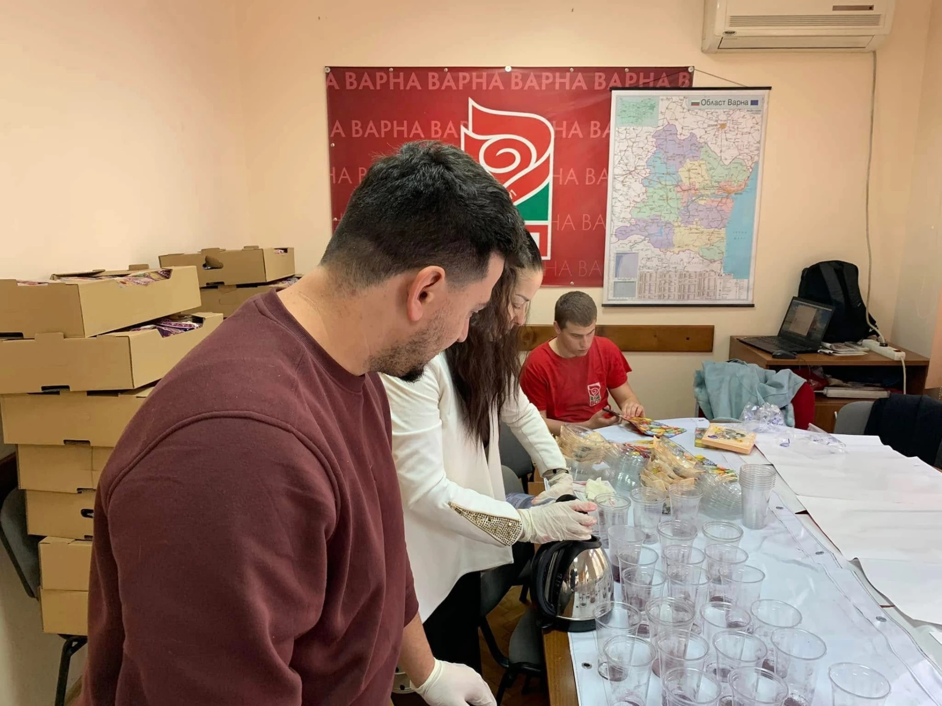 Социалисти дариха усмивки и на Велика събота – „Солидарен Великден" продължава и на Възкресение Христово
