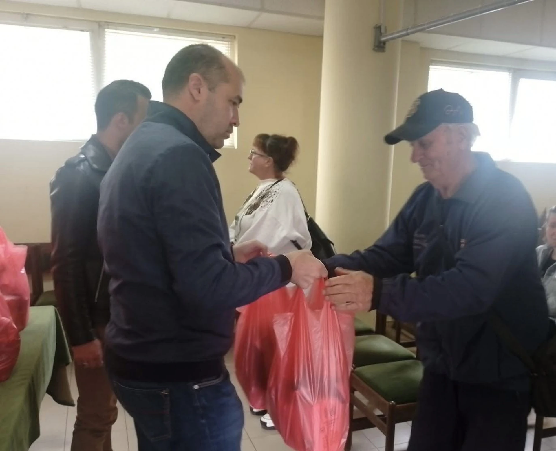 Социалисти дариха усмивки и на Велика събота – „Солидарен Великден" продължава и на Възкресение Христово