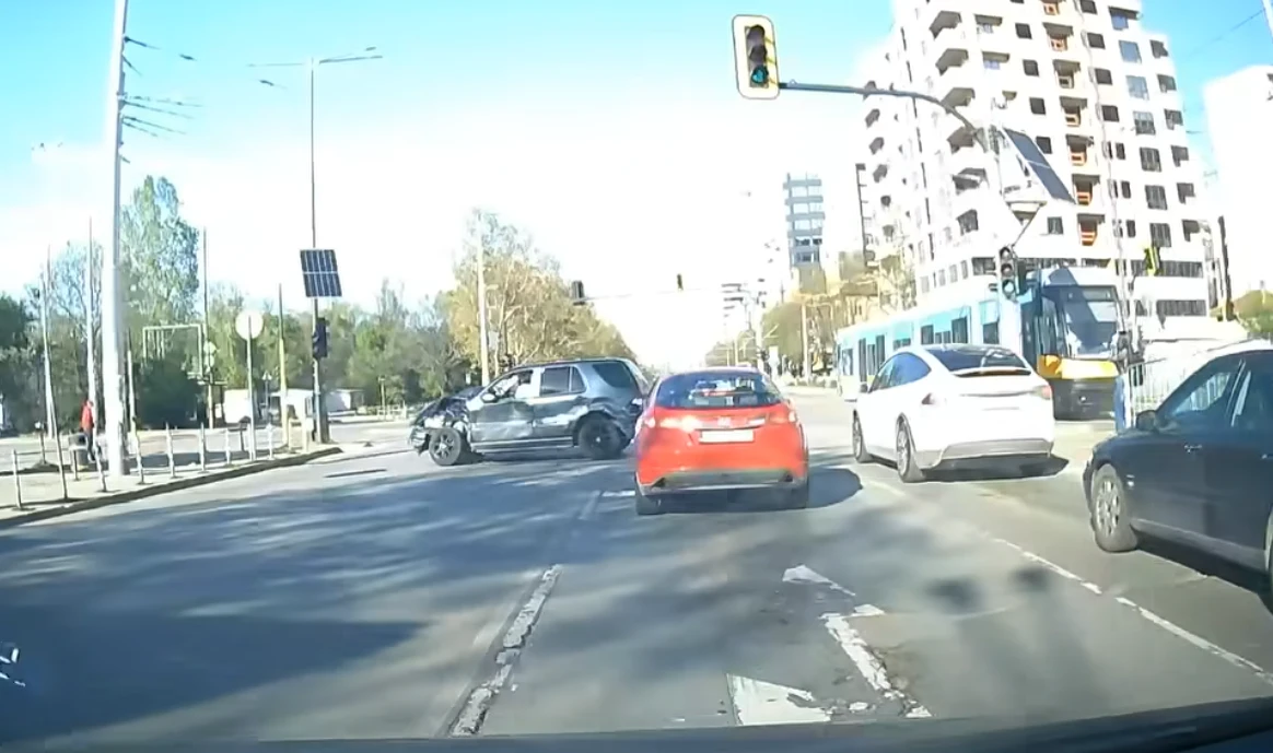 Ужасяващо ВИДЕО от кошмара в София, водач изпада в несвяст