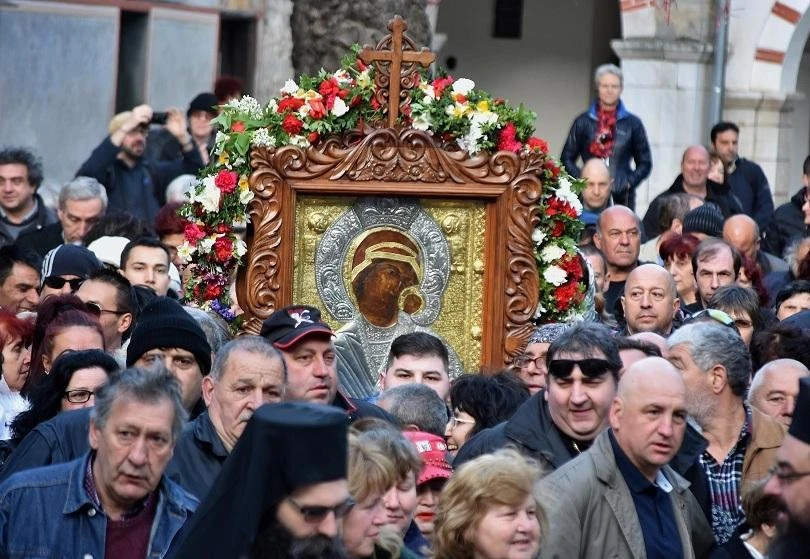 Стотици миряни се включиха в литийно шествие с чудотворната икона на Божията майка с Младенеца