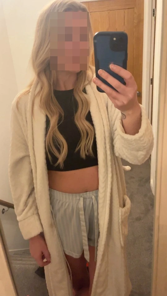 Скандално: Чиновничка в министерство трупа пачки от СНИМКИ 18+ в порносайт 