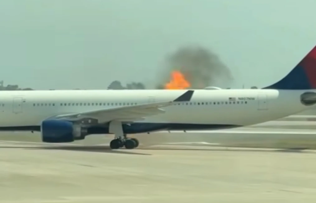 Ужасяващ инцидент във Флорида: Пламна самолет с 300 души на борда ВИДЕО и СНИМКИ