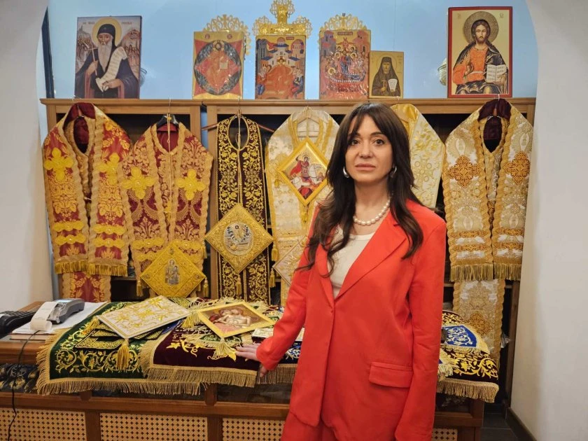 Тайните послания, втъкани в българския омофор на папа Франциск СНИМКИ