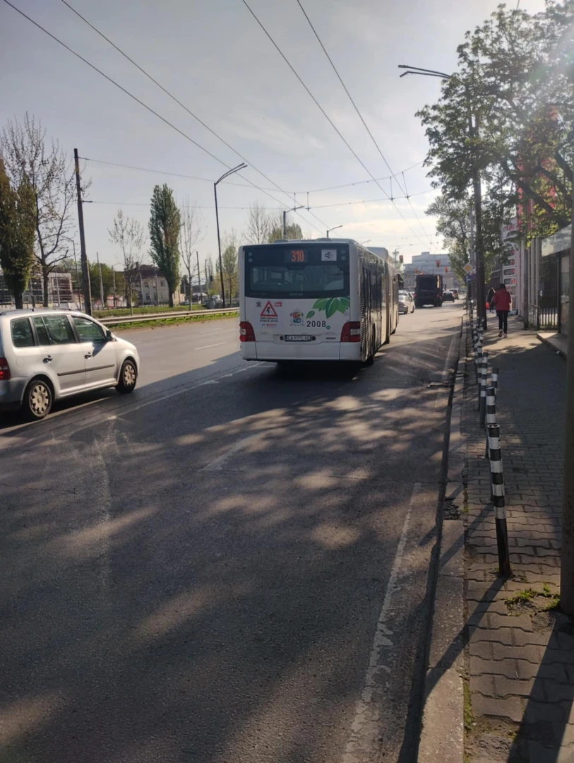 Луд скандал! Мъж застана пред автобус 310 в София с разперени ръце, а шофьорът… СНИМКИ