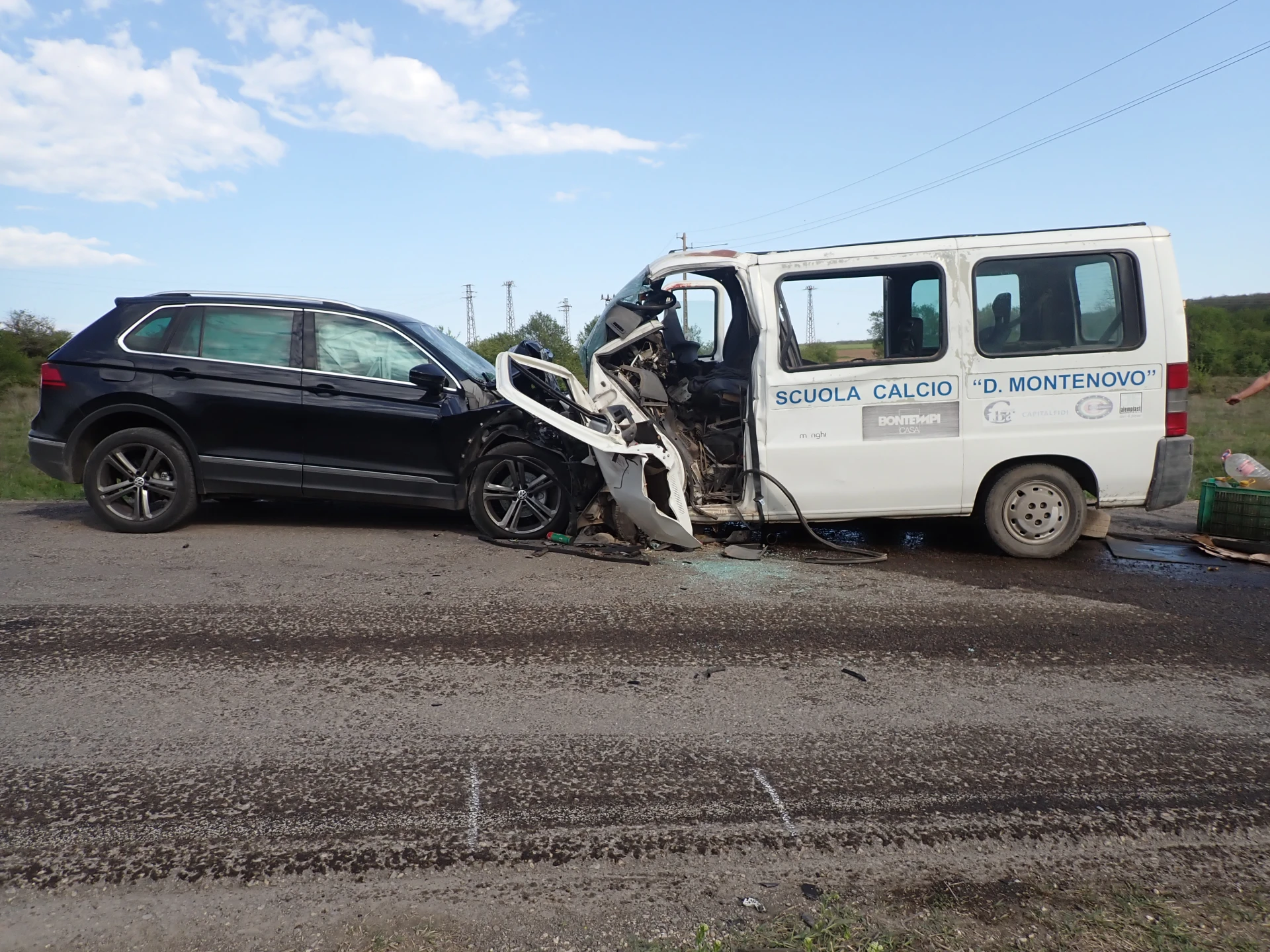 Зверски сблъсък с жертва в Разградско, хора лежат на пътя, облени в кръв СНИМКИ 18+