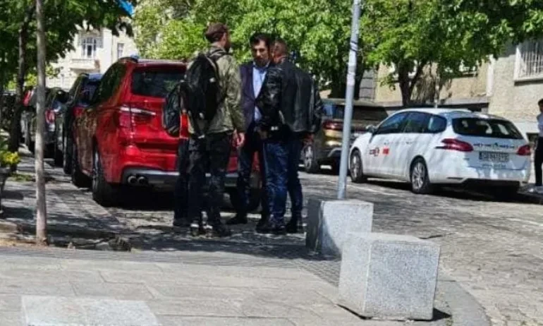 Кирил Петков, БХК и ромски пастор от ПП се срещат неофициално на фона на протестите в „Захарна фабрика СНИМКИ