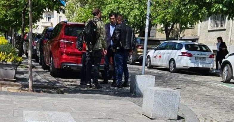 Кирил Петков, БХК и ромски пастор от ПП се срещат неофициално на фона на протестите в „Захарна фабрика СНИМКИ