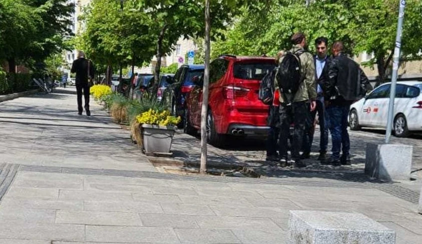 Кирил Петков, БХК и ромски пастор от ПП се срещат неофициално на фона на протестите в „Захарна фабрика СНИМКИ