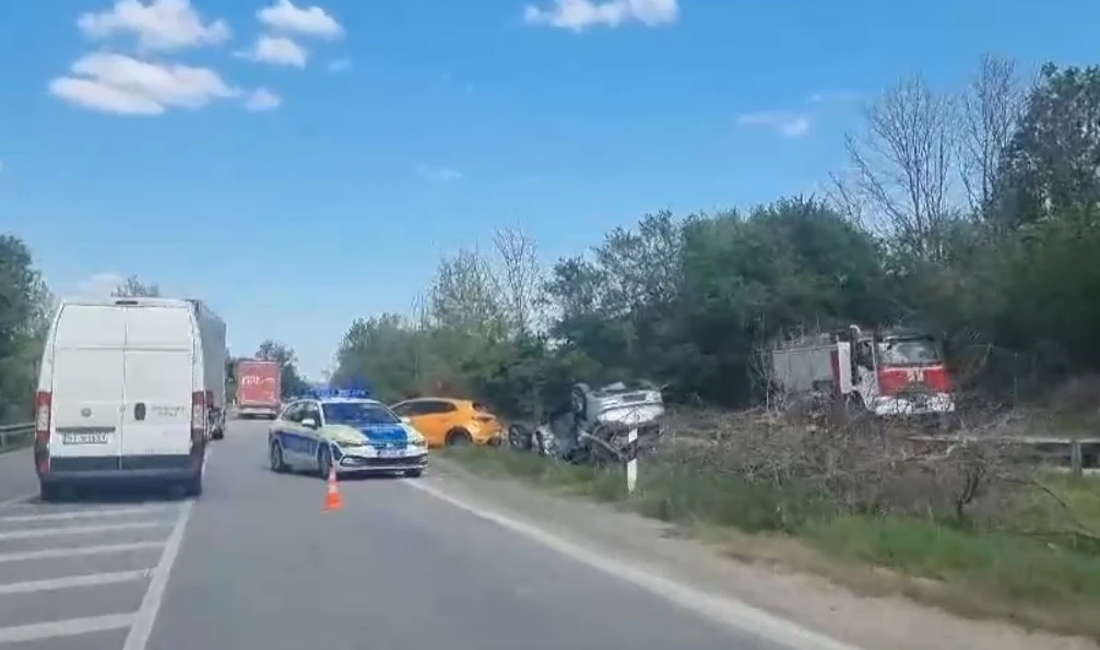 Кола с бясна каскада на пътя София-Варна, хвърчат линейки ВИДЕО