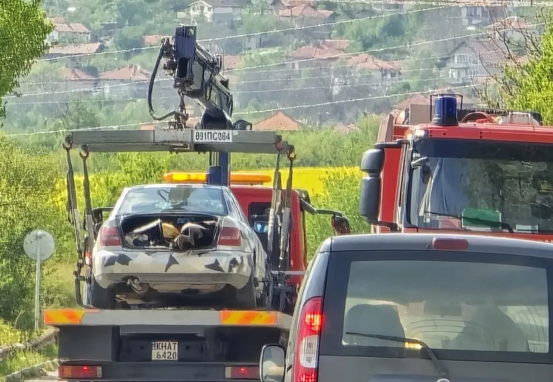 Първи СНИМКИ от трагедията с 33 г. жена в Кюстендилско, колата е нанизана на шиш