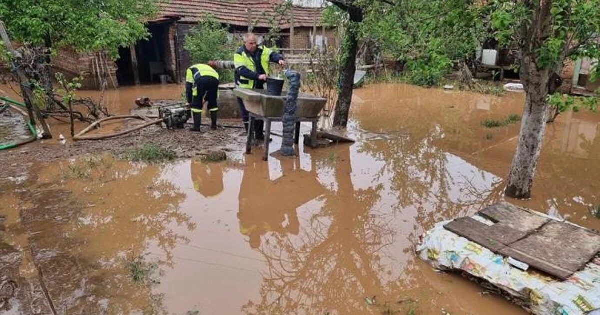 Под вода: Ето как се справят хората след поройните дъждове в Монтанско СНИМКИ