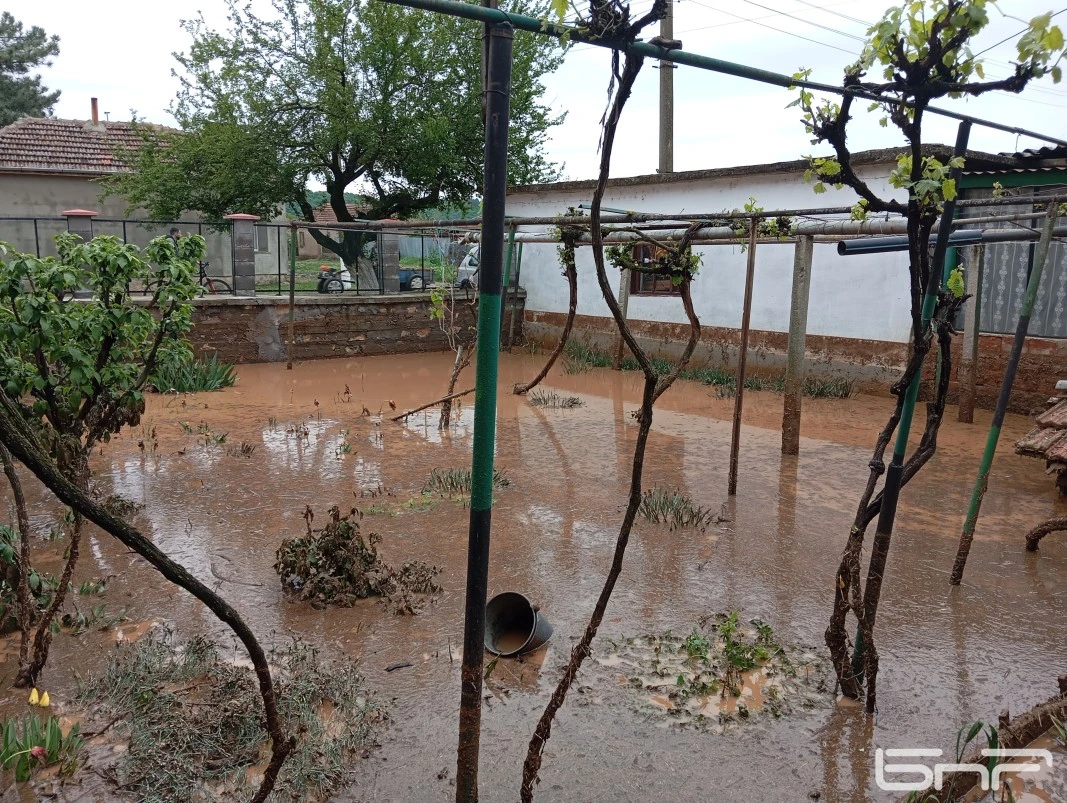 Под вода: Ето как се справят хората след поройните дъждове в Монтанско СНИМКИ