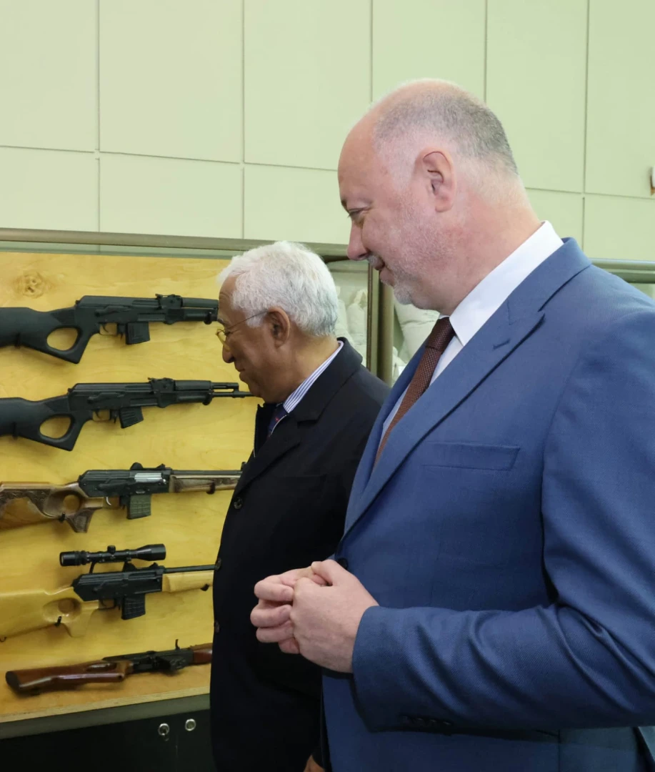 Какво видя председателят на Европейския съвет в заводa „Арсенал“ СНИМКИ