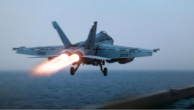 Инцидент с изтребител F-18 на US самолетоносач в Червено море 