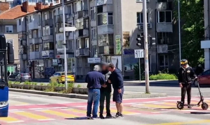 Бесен екшън в Бургас между младежи с тротинетки, шофьор на автобус и полицаи СНИМКИ
