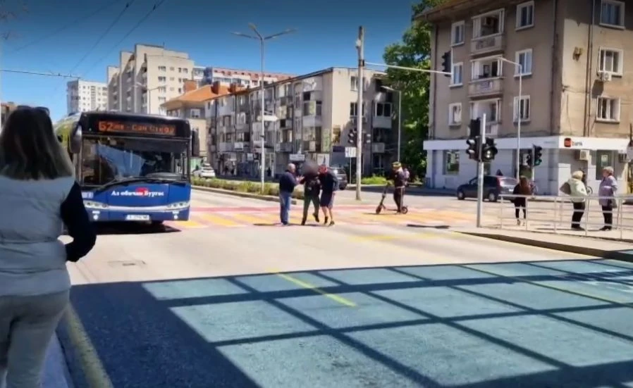 Бесен екшън в Бургас между младежи с тротинетки, шофьор на автобус и полицаи СНИМКИ