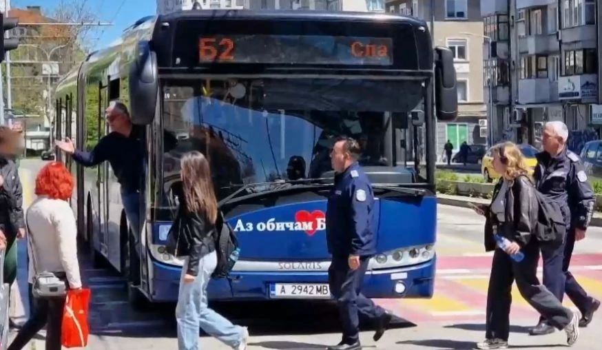 Бесен екшън в Бургас между младежи с тротинетки, шофьор на автобус и полицаи СНИМКИ
