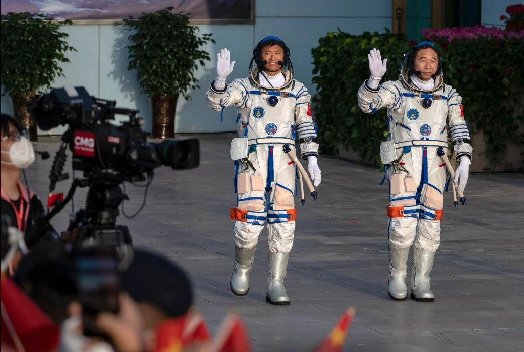 Китайските астронавти от Shenzhou-19 се завърнаха на Земята ВИДЕО