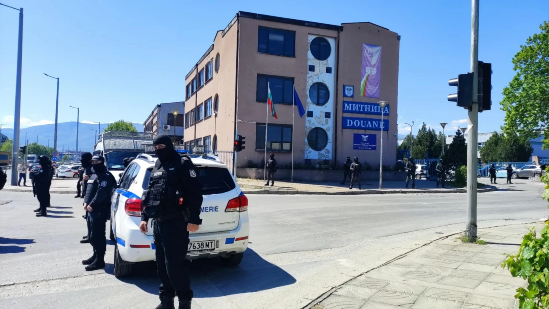 Ексклузивни СНИМКИ в БЛИЦ от ареста на шефа на митницата в Пловдив