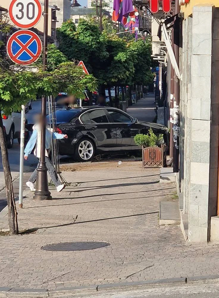Кошмар в Търново! Шофьор почти влезе с колата си в магазин СНИМКА 