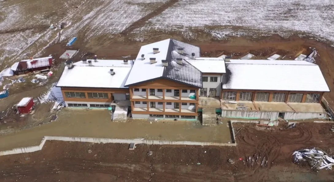 Пак бутат незаконния палат на Румен Гайтански на язовир Искър 