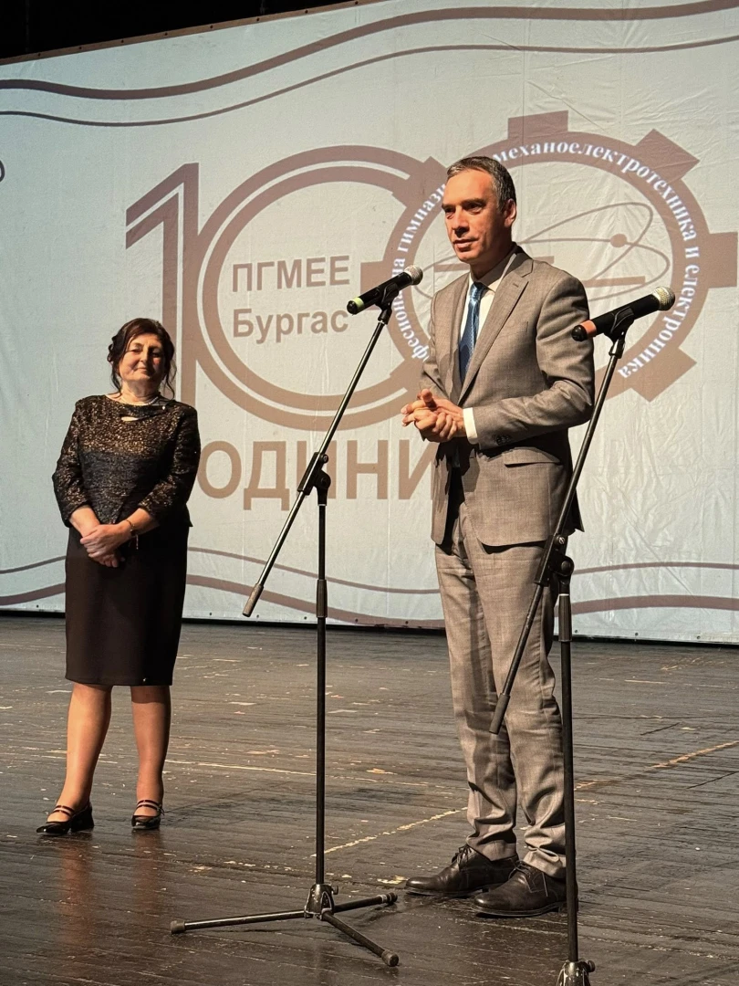 Едва ли синът на Райна Княгиня е предполагал, че в Бургас ще учат за техници на самолети СНИМКИ