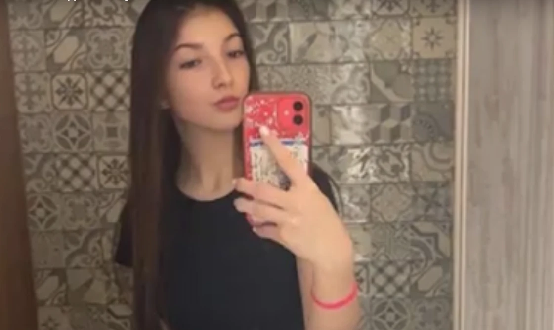 Маги погребана в черен ковчег, а на гроба й...