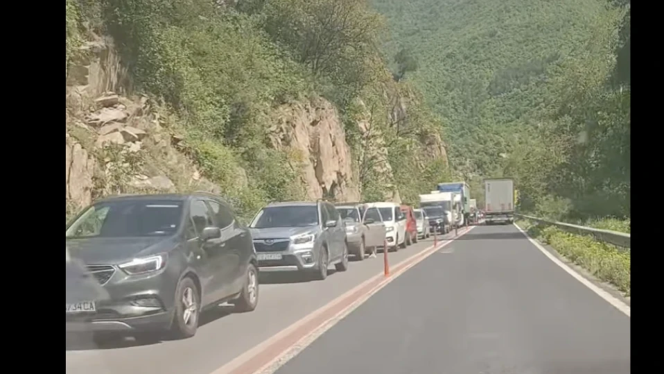 Кошмар за празниците! Не тръгвайте натам, всичко е блокирано! СНИМКИ и ВИДЕО