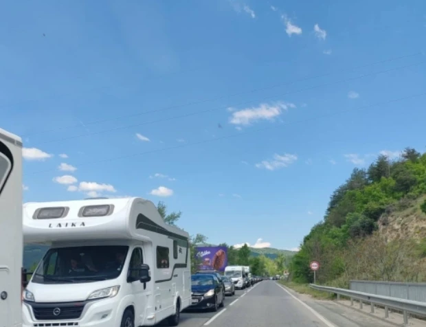 Шофьорите: Те са виновни за тапата в Кресна, ужасът продължава