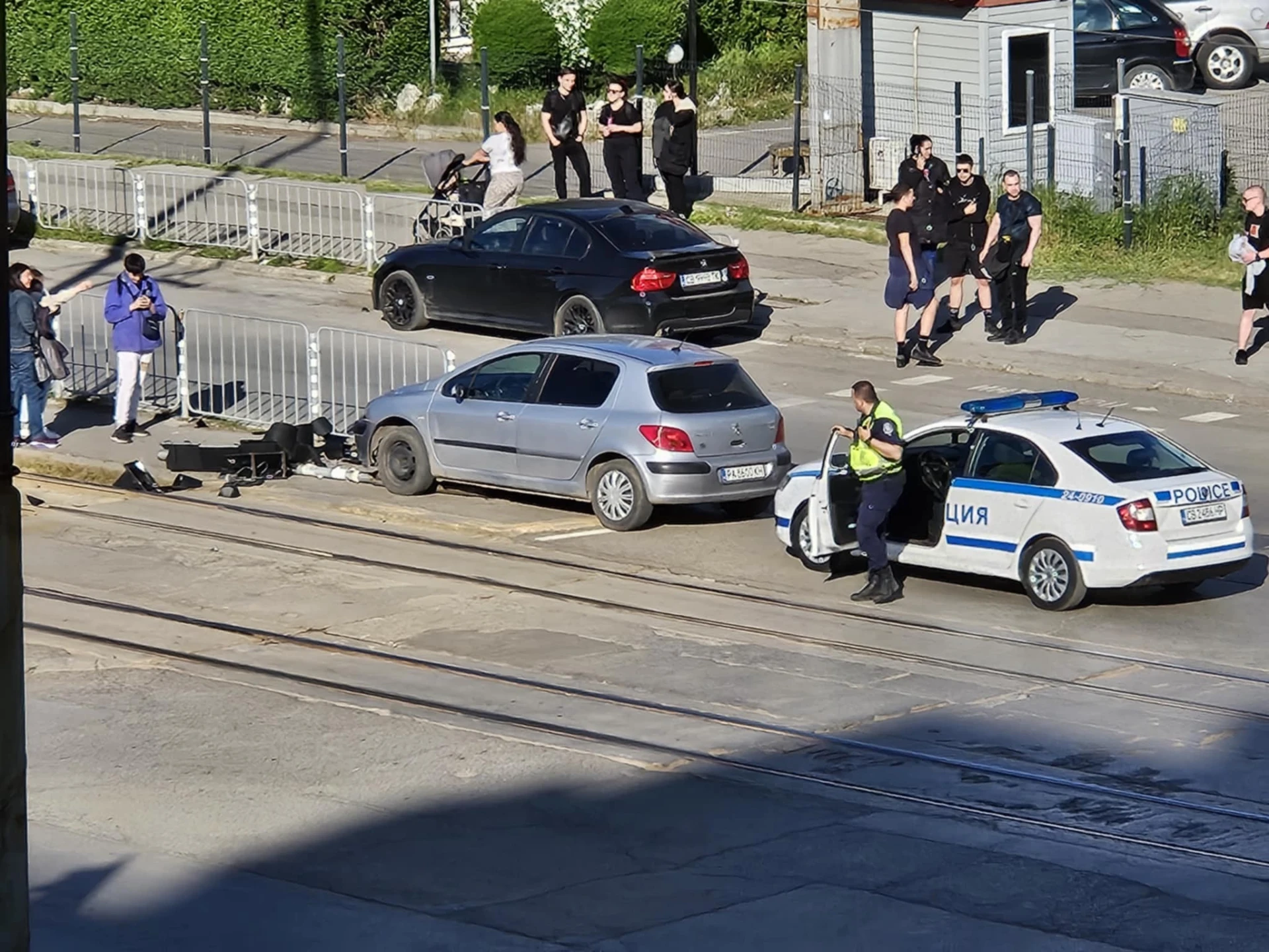 Странно и загадъчно меле в София, полицаи и минувачи в шок СНИМКИ